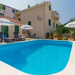 Beatiful Antonela With Pool In