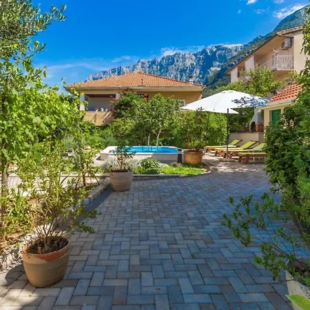 Beatiful Antonela With Pool In *