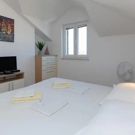 Beatiful Antonela With Pool In *