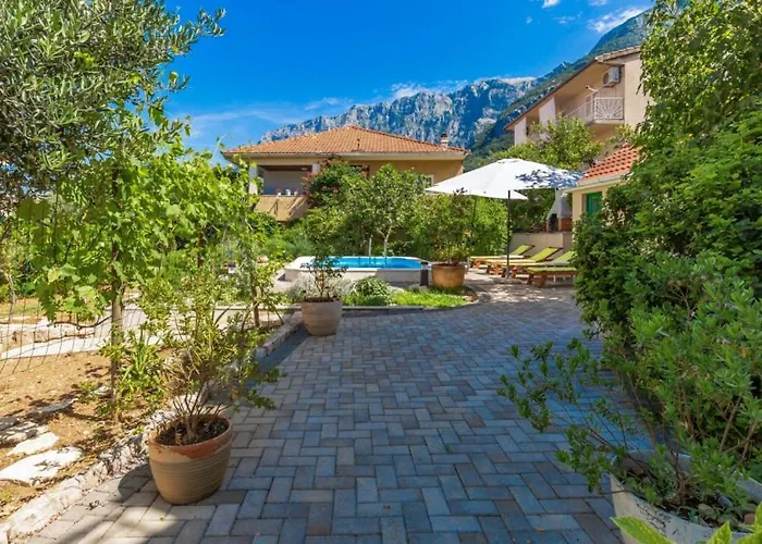 Beatiful Antonela With Pool In *