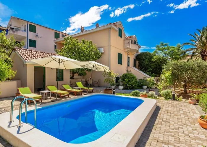 Beatiful Antonela With Pool In *