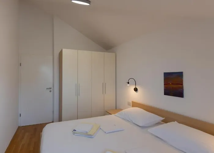 Beatiful Antonela With Pool In