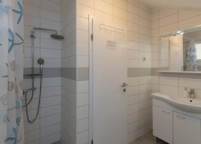 Beatiful Antonela With Pool In