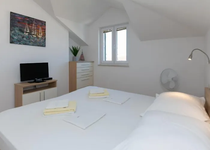 Beatiful Antonela With Pool In *