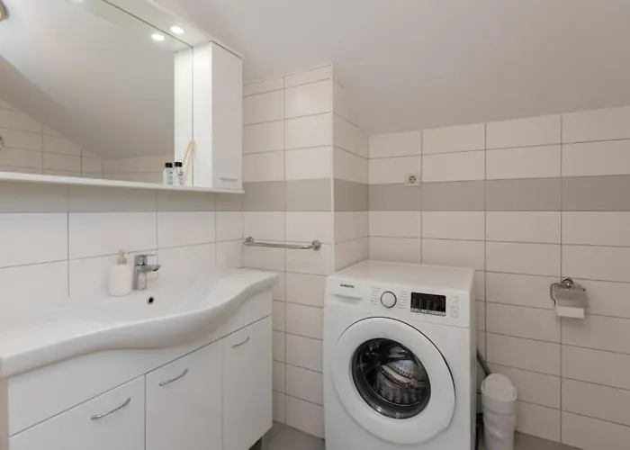 Beatiful Antonela With Pool In