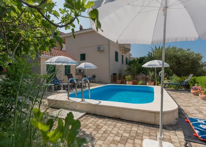 Beatiful Antonela With Pool In * Μακάρσκα