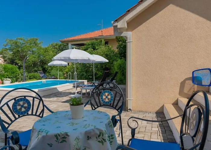 Beatiful Antonela With Pool In *